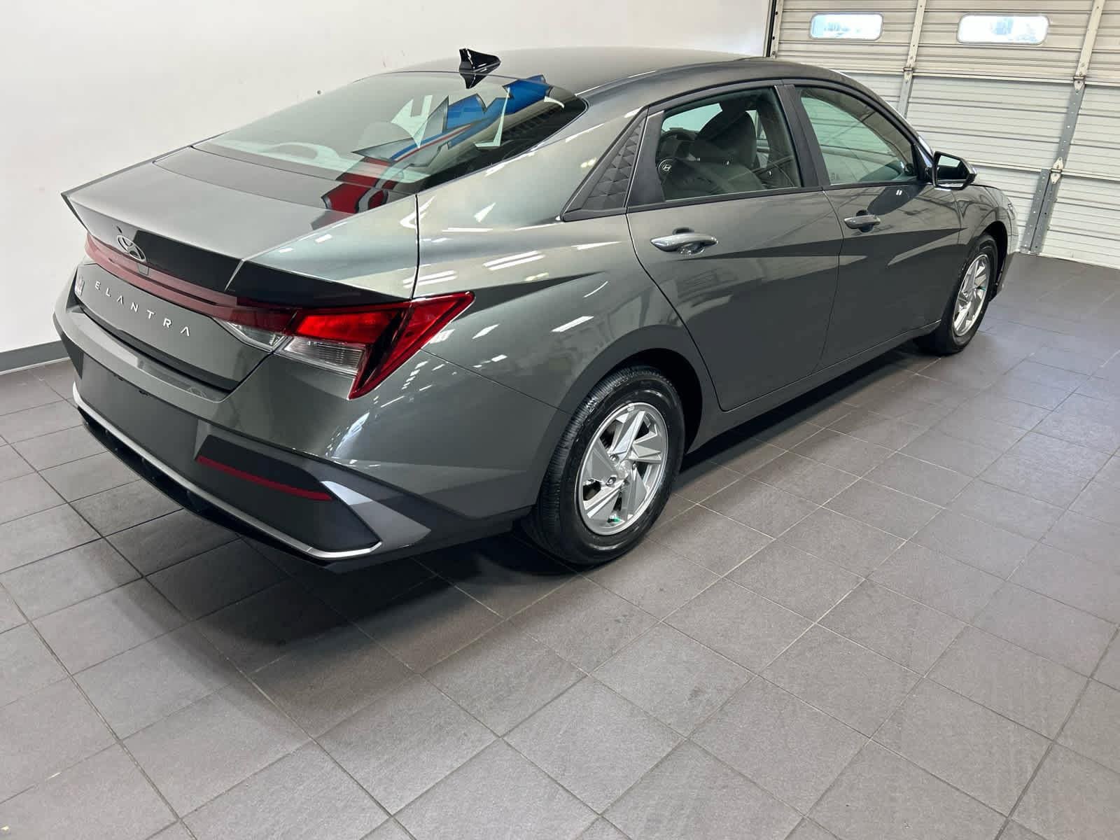 New 2026 Hyundai Elantra SE FWD image 3