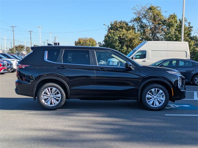 New 2025 Mitsubishi Outlander ES image 2