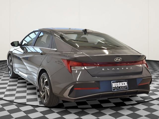 Used 2025 Hyundai Elantra SEL FWD image 10