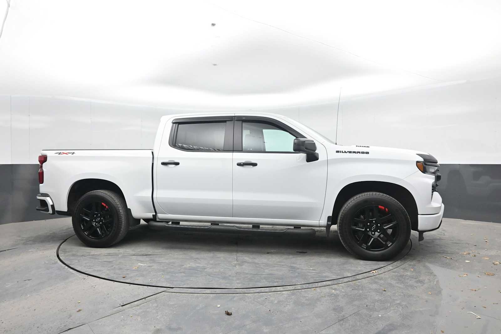 Used 2023 Chevrolet Silverado 1500 RST w/ Redline Edition AWD/4WD image 9