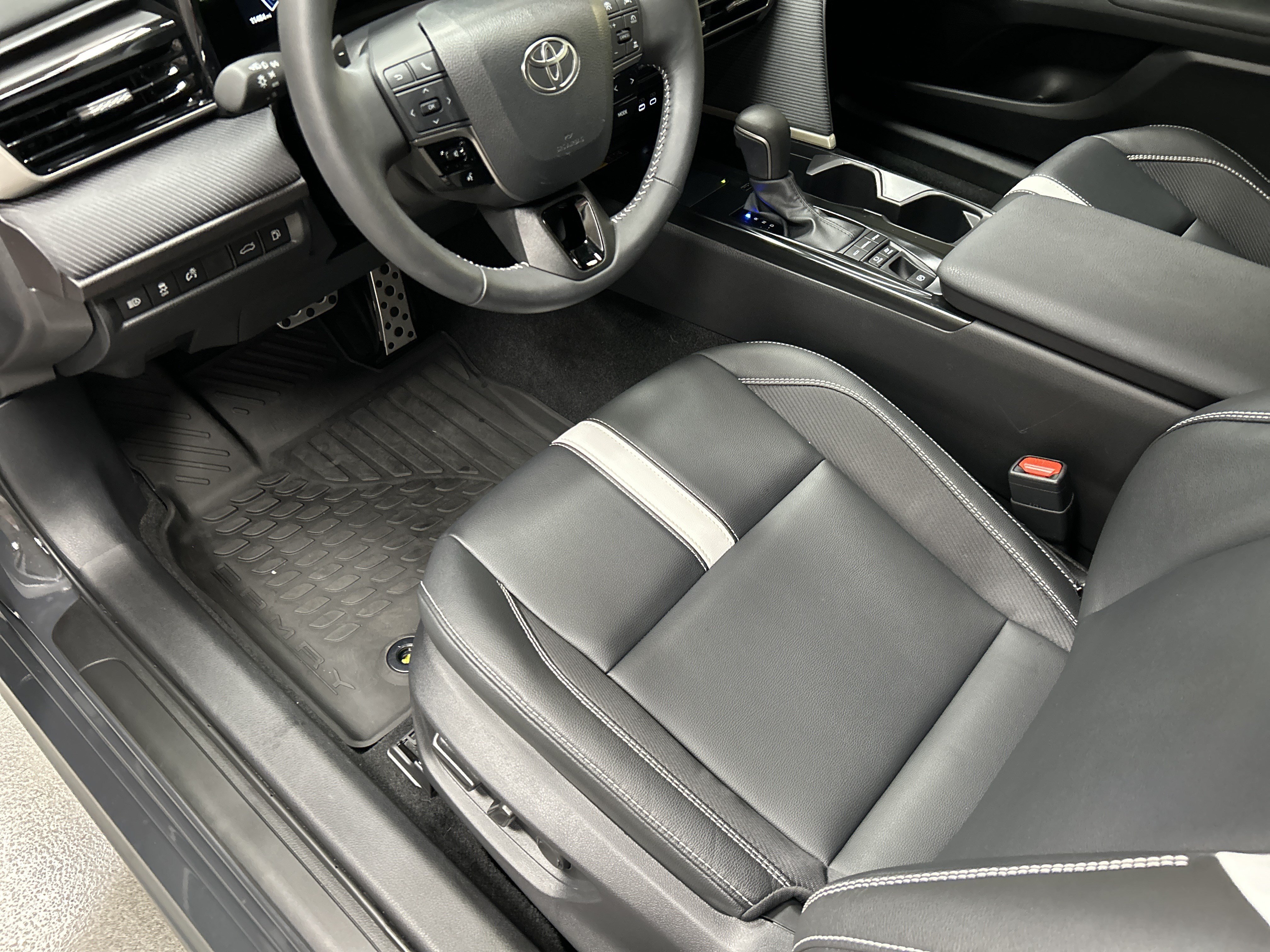 Used 2025 Toyota Camry SE w/ Convenience Package FWD image 17