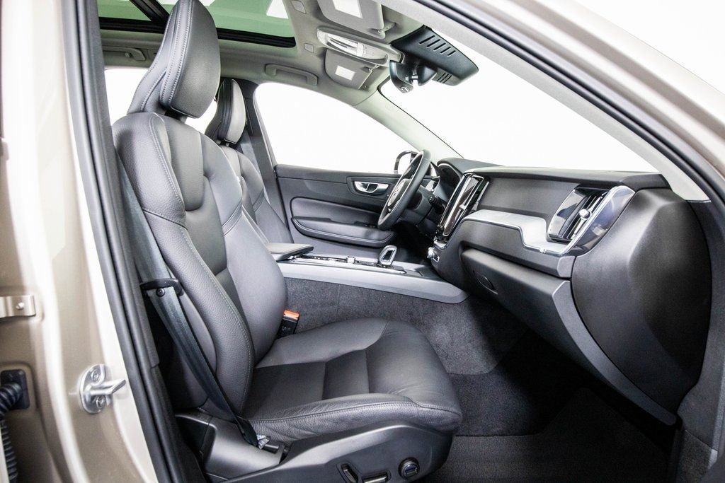Used 2025 Volvo XC60 B5 Plus image 10