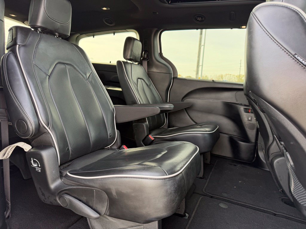 Used 2025 Chrysler Pacifica Limited FWD image 13