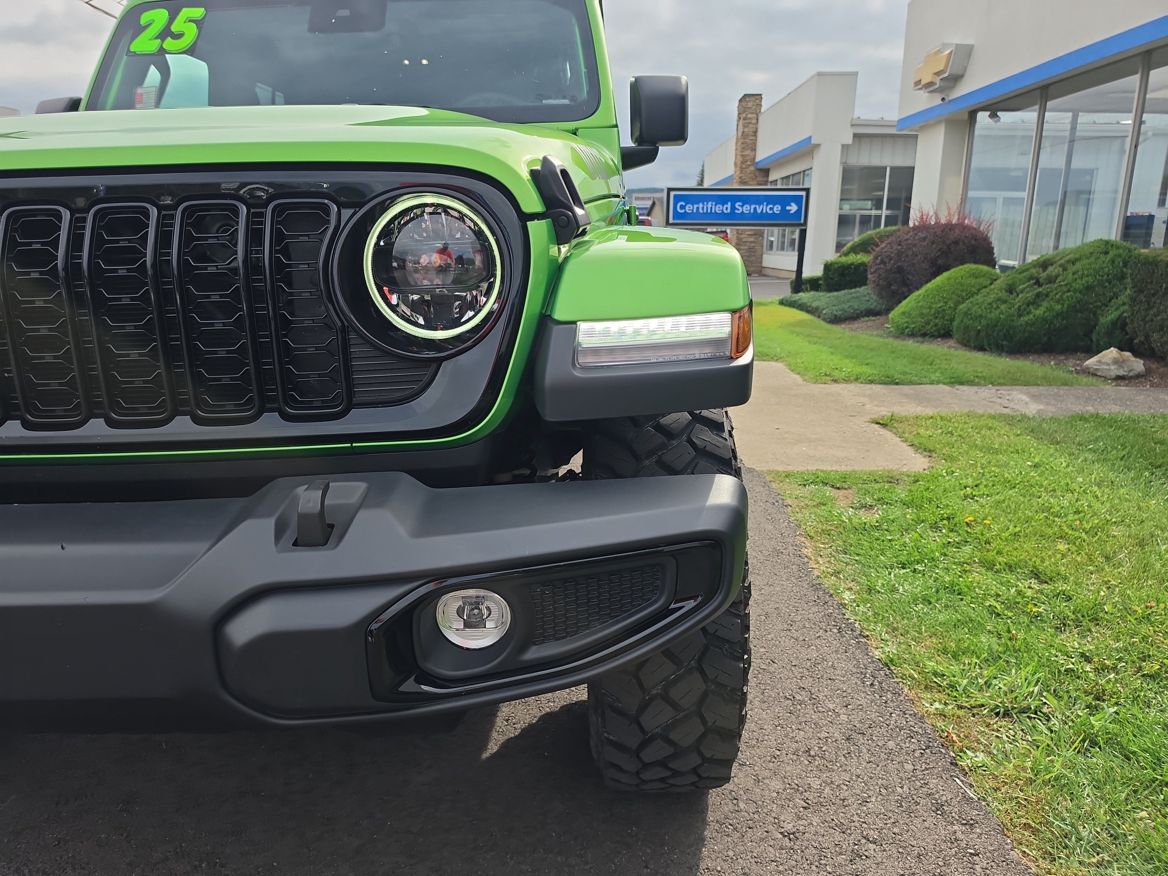 Used 2025 Jeep Gladiator Sport AWD/4WD image 10