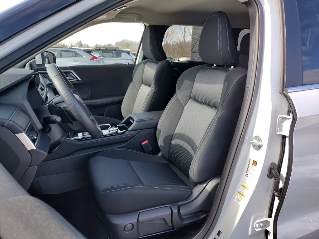 New 2026 Mitsubishi Outlander ES image 6