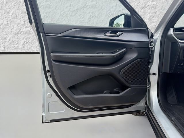 Used 2024 Jeep Grand Cherokee Altitude RWD image 21