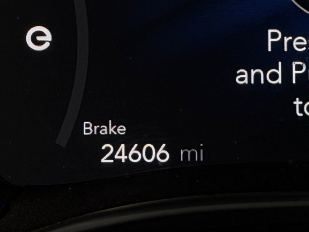 Used 2023 Chrysler Pacifica Limited image 17