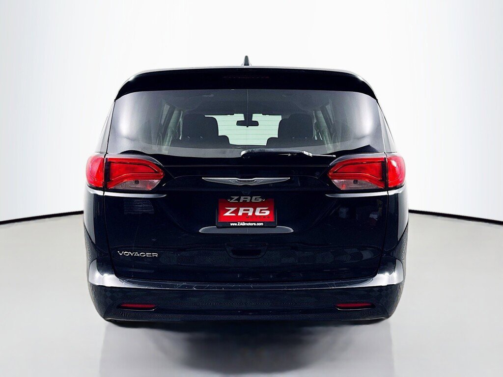 Used 2022 Chrysler Voyager LX image 4