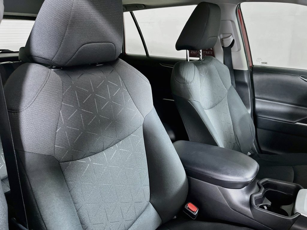 Used 2021 Toyota RAV4 XLE w/ Convenience Package FWD image 27