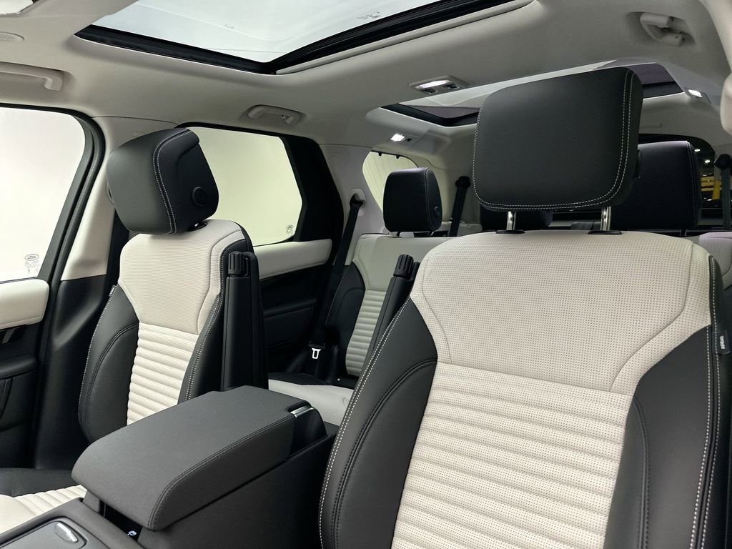 Certified 2025 Land Rover Discovery S AWD/4WD image 7