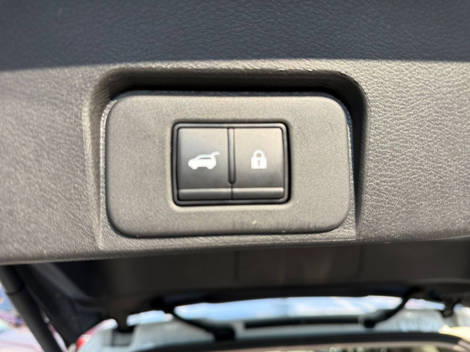 Used 2025 Nissan Rogue SV AWD/4WD image 22
