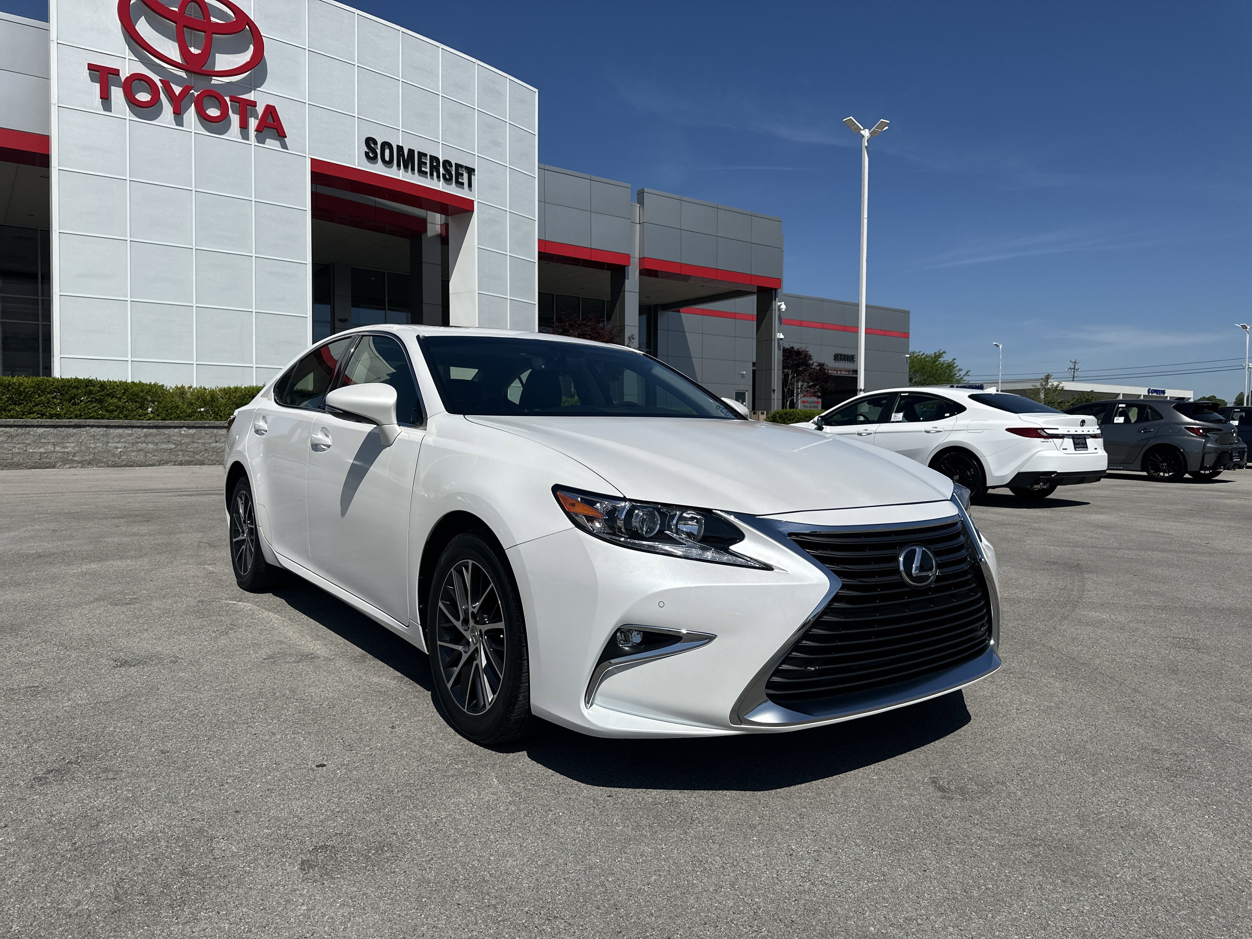 Used 2016 Lexus ES 350 w/ Premium Package w/Wood Trim FWD image 3