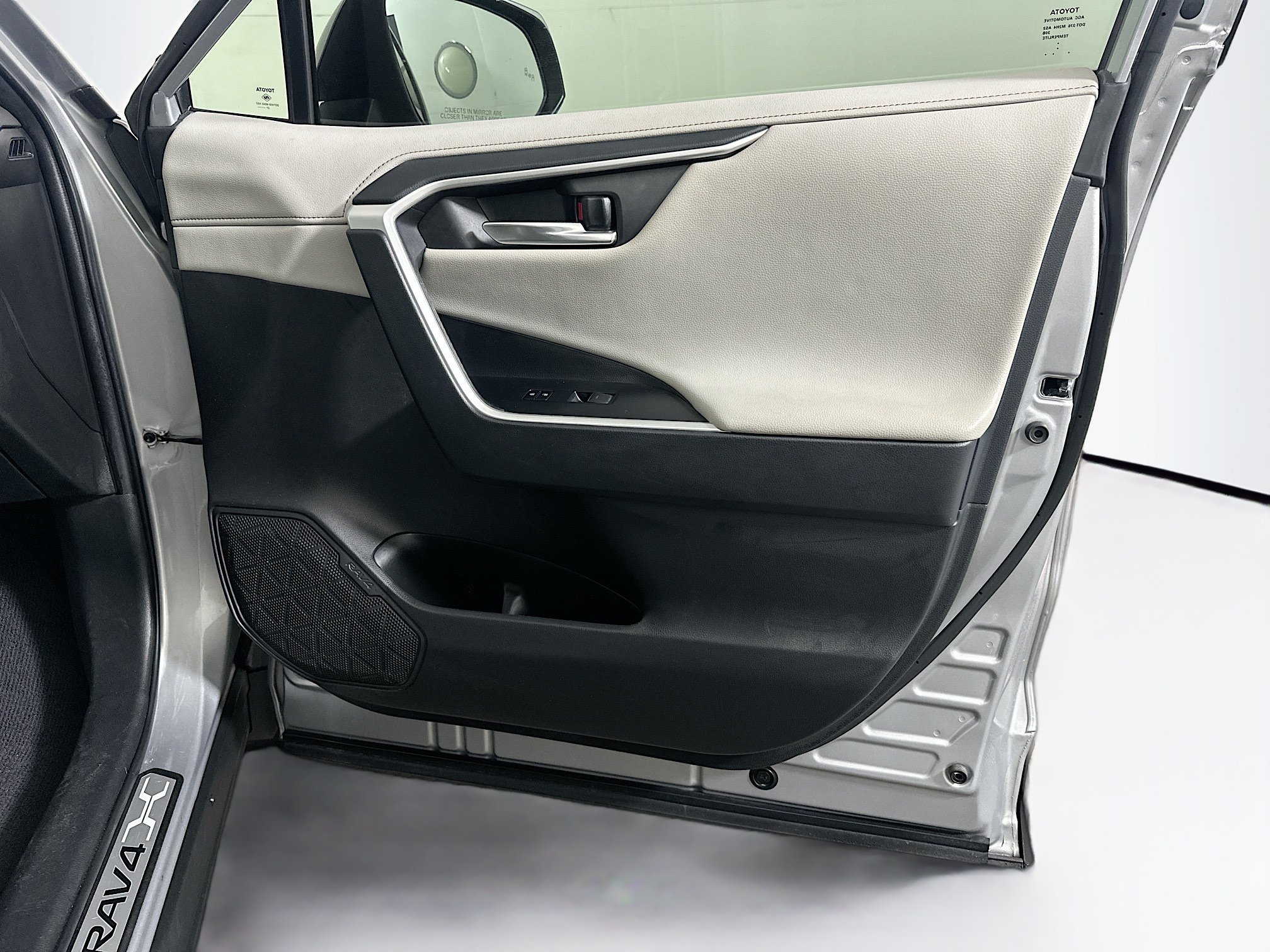 Used 2022 Toyota RAV4 Limited FWD image 34