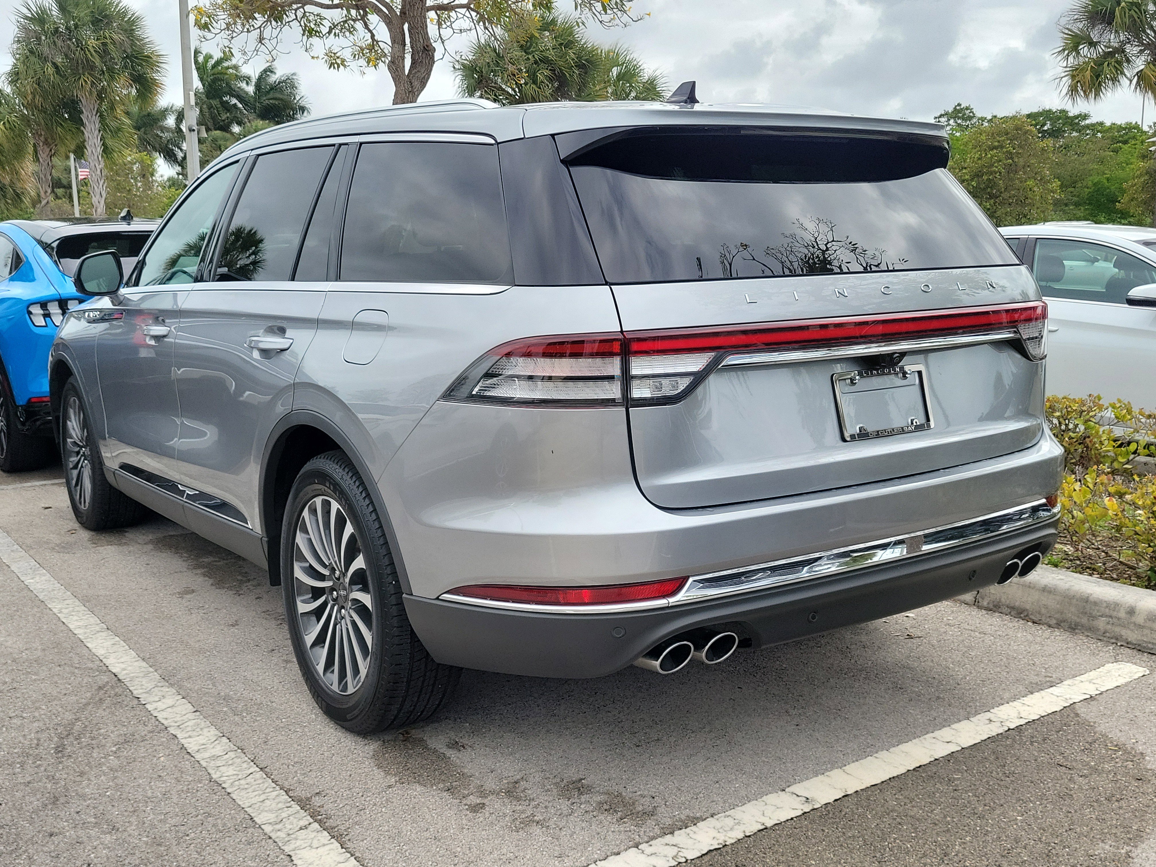 Used 2023 Lincoln Aviator 2WD w/ Premium Package image 3