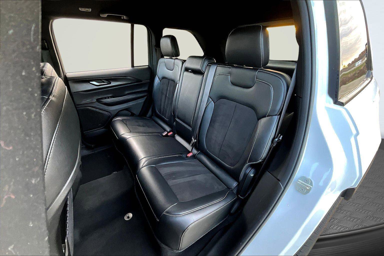 Used 2023 Jeep Grand Cherokee Altitude image 26