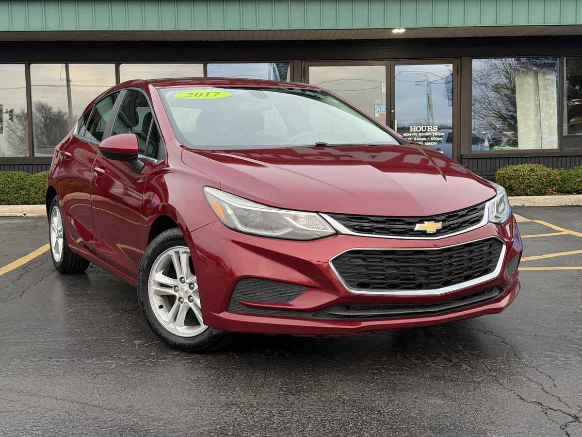 Used 2017 Chevrolet Cruze LT image 2
