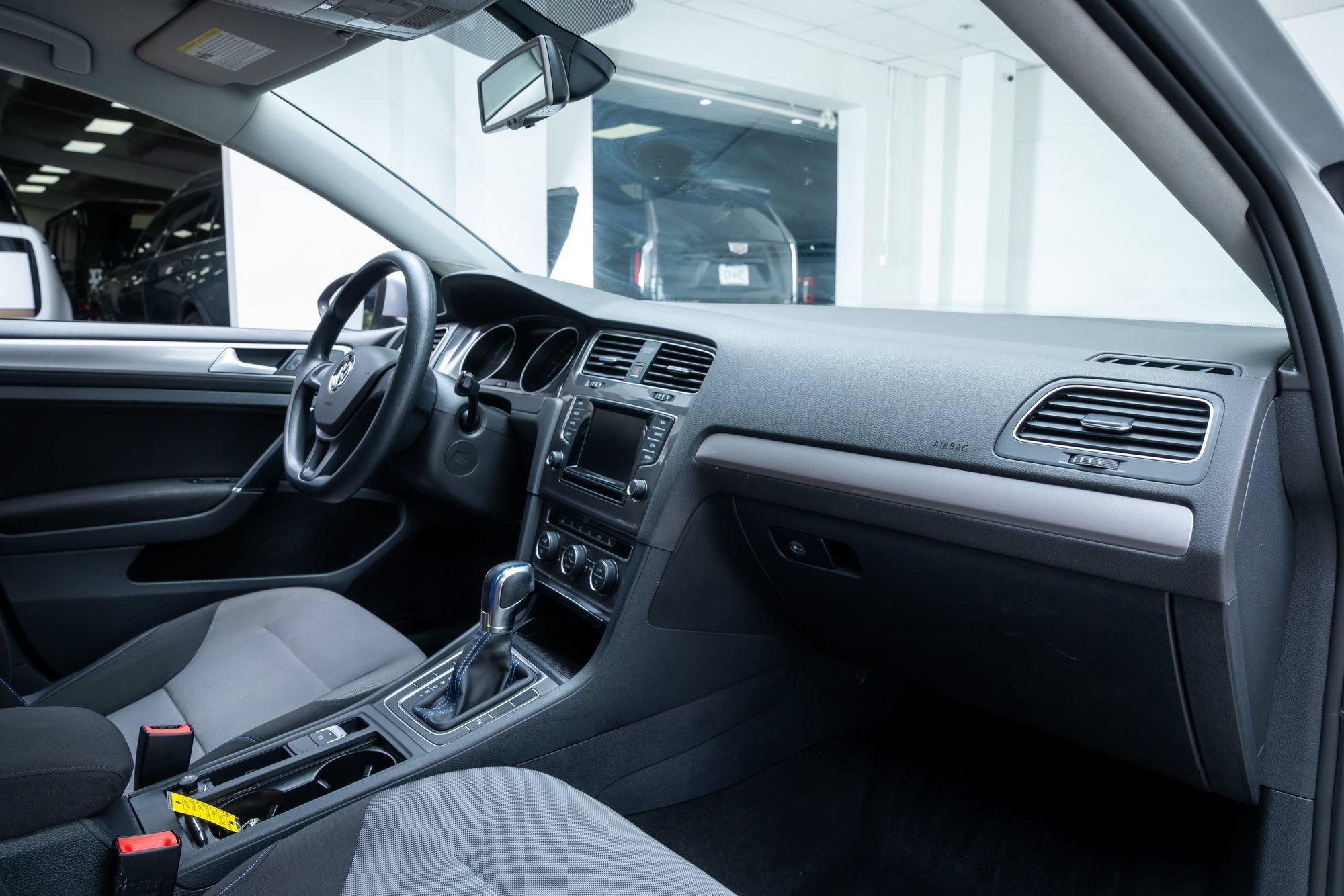 Used 2015 Volkswagen e-Golf Limited Edition FWD image 23