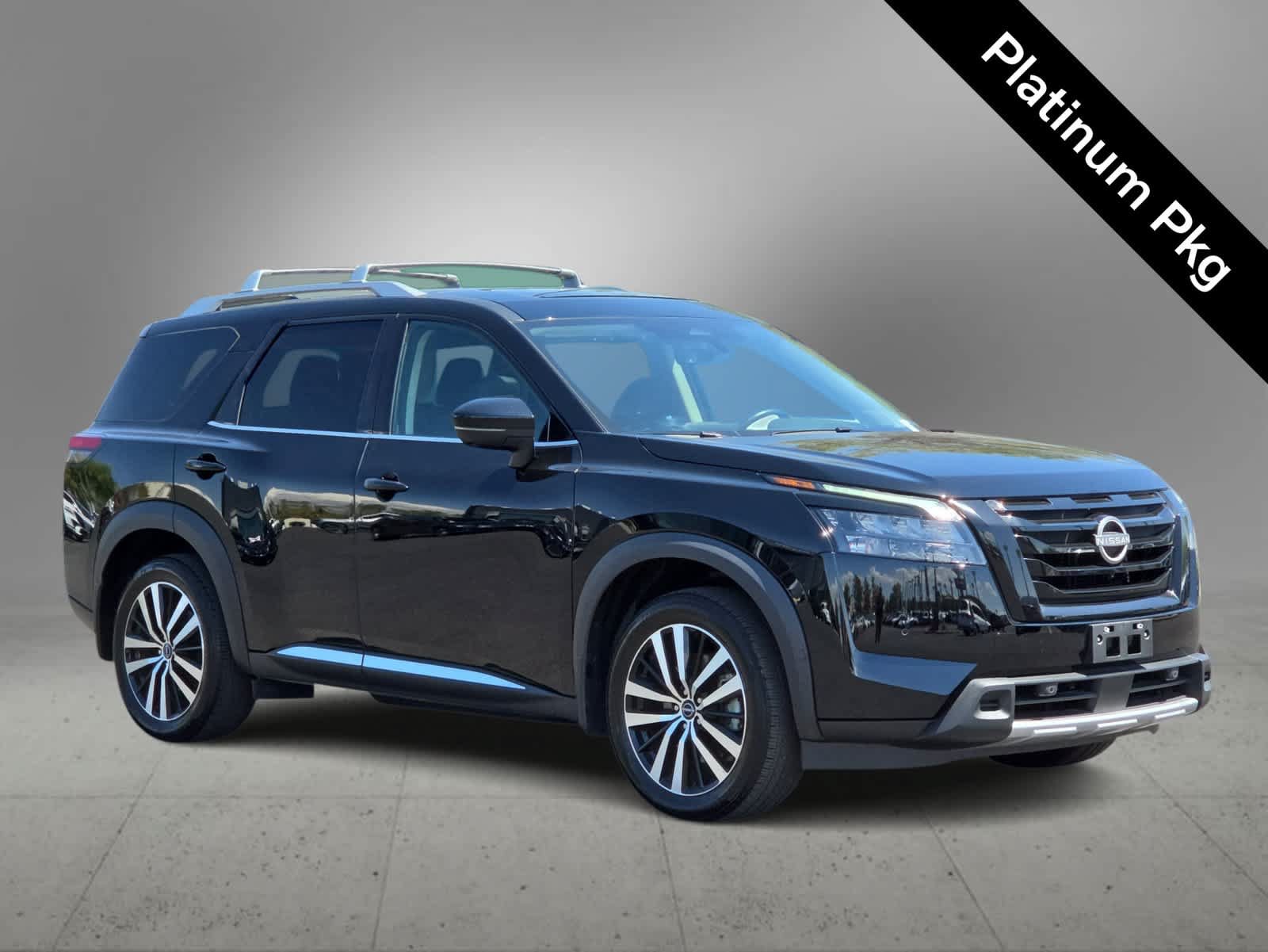 Used 2025 Nissan Pathfinder Platinum w/ Black Appearance Package FWD image 2