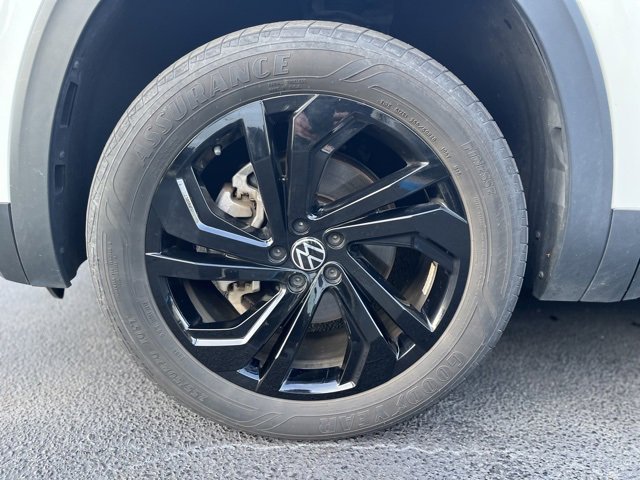 Used 2023 Volkswagen Atlas SE w/ Black Wheel Package image 2