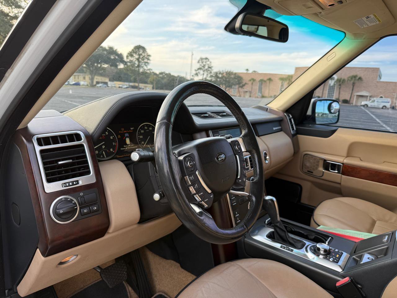 Used 2012 Land Rover Range Rover HSE image 16