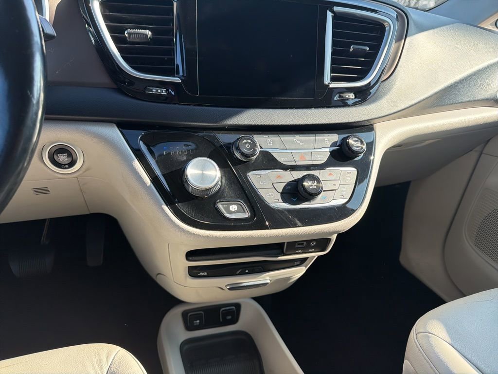 Used 2018 Chrysler Pacifica Touring-L Plus w/ Tire & Wheel Group image 15