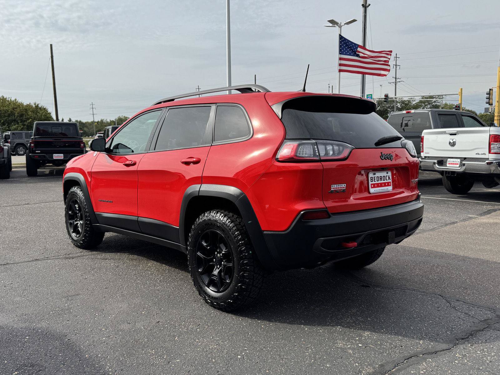 Used 2019 Jeep Cherokee Trailhawk w/ Cold Weather Group AWD/4WD image 6