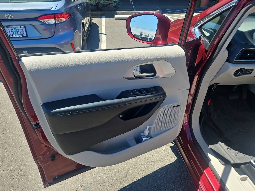 Used 2018 Chrysler Pacifica Limited FWD image 3