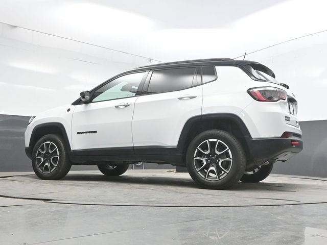 Used 2025 Jeep Compass Trailhawk AWD/4WD image 36