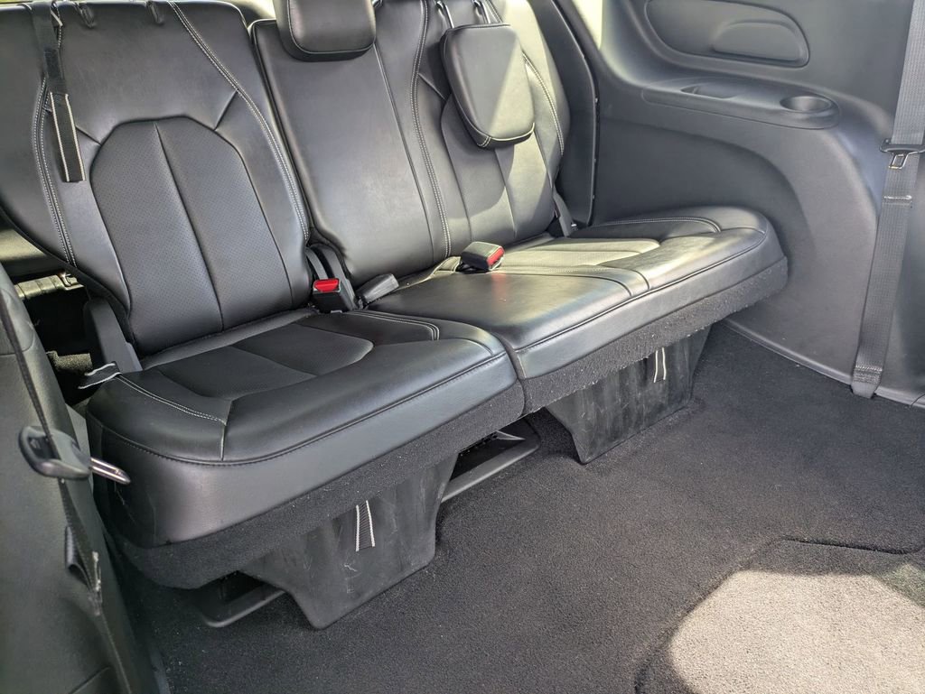 Used 2025 Chrysler Pacifica Select image 26