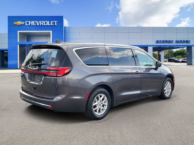Used 2023 Chrysler Pacifica Touring-L FWD image 4