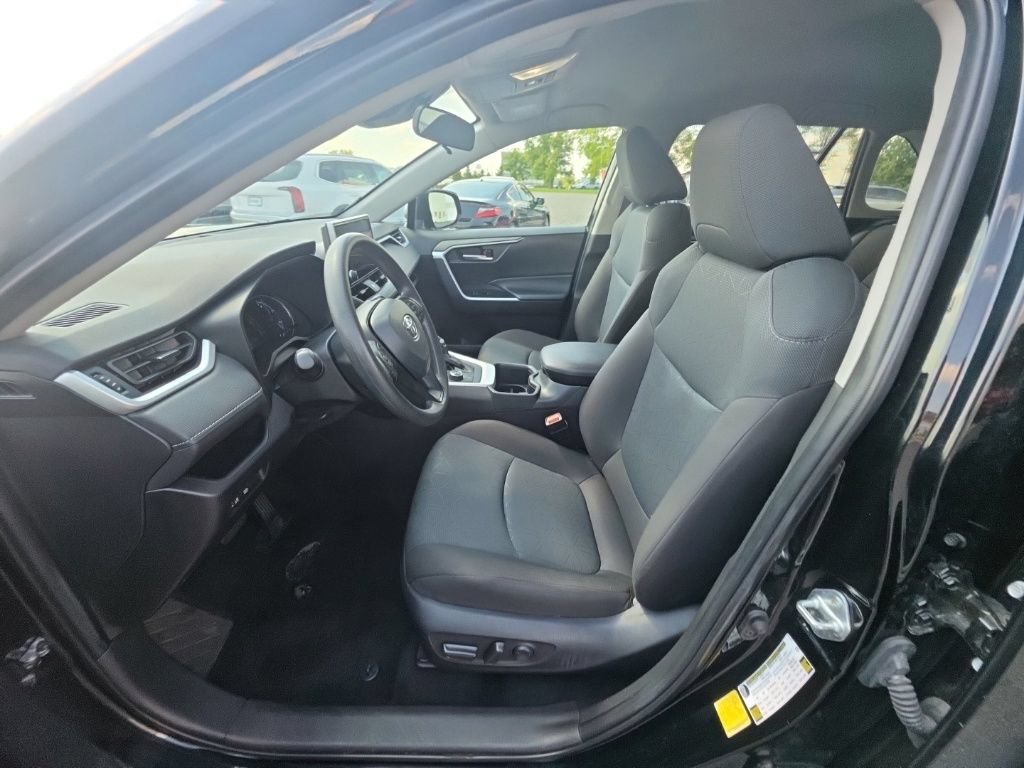 Used 2025 Toyota RAV4 XLE AWD/4WD image 14