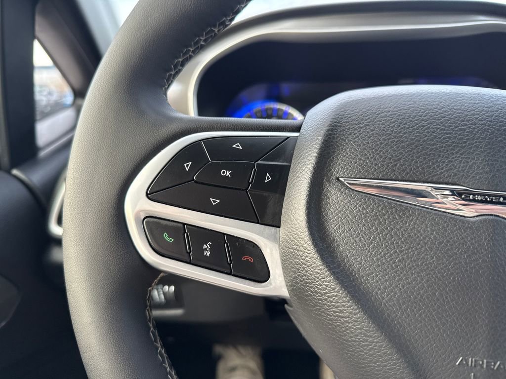 Used 2025 Chrysler Pacifica Select image 15