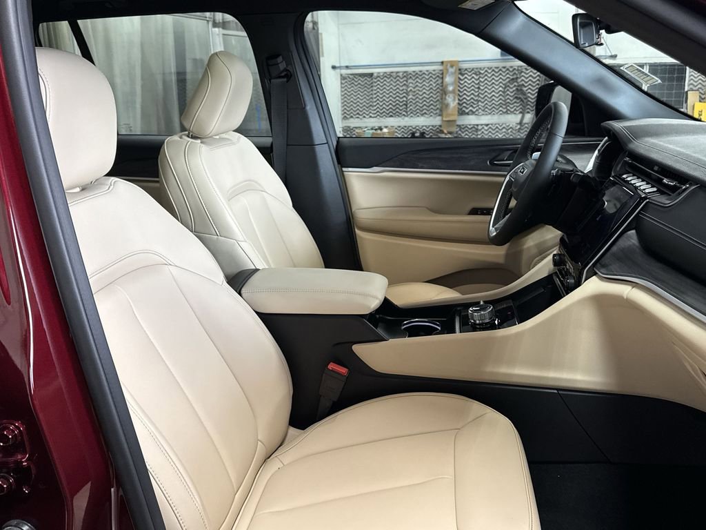 Used 2025 Jeep Grand Cherokee Limited image 32