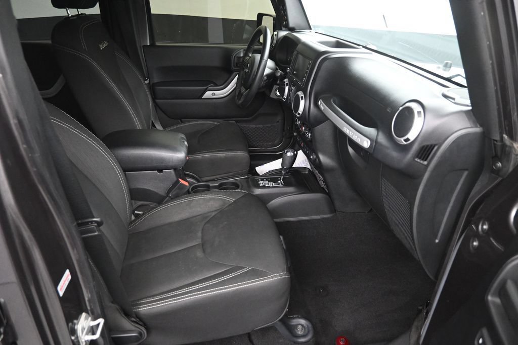 Used 2016 Jeep Wrangler Unlimited Sahara w/ Connectivity Group AWD/4WD image 11