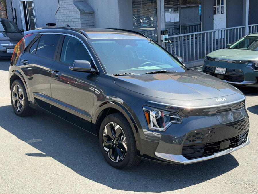 Used 2024 Kia Niro Wind w/ Wind Preserve Package FWD image 3