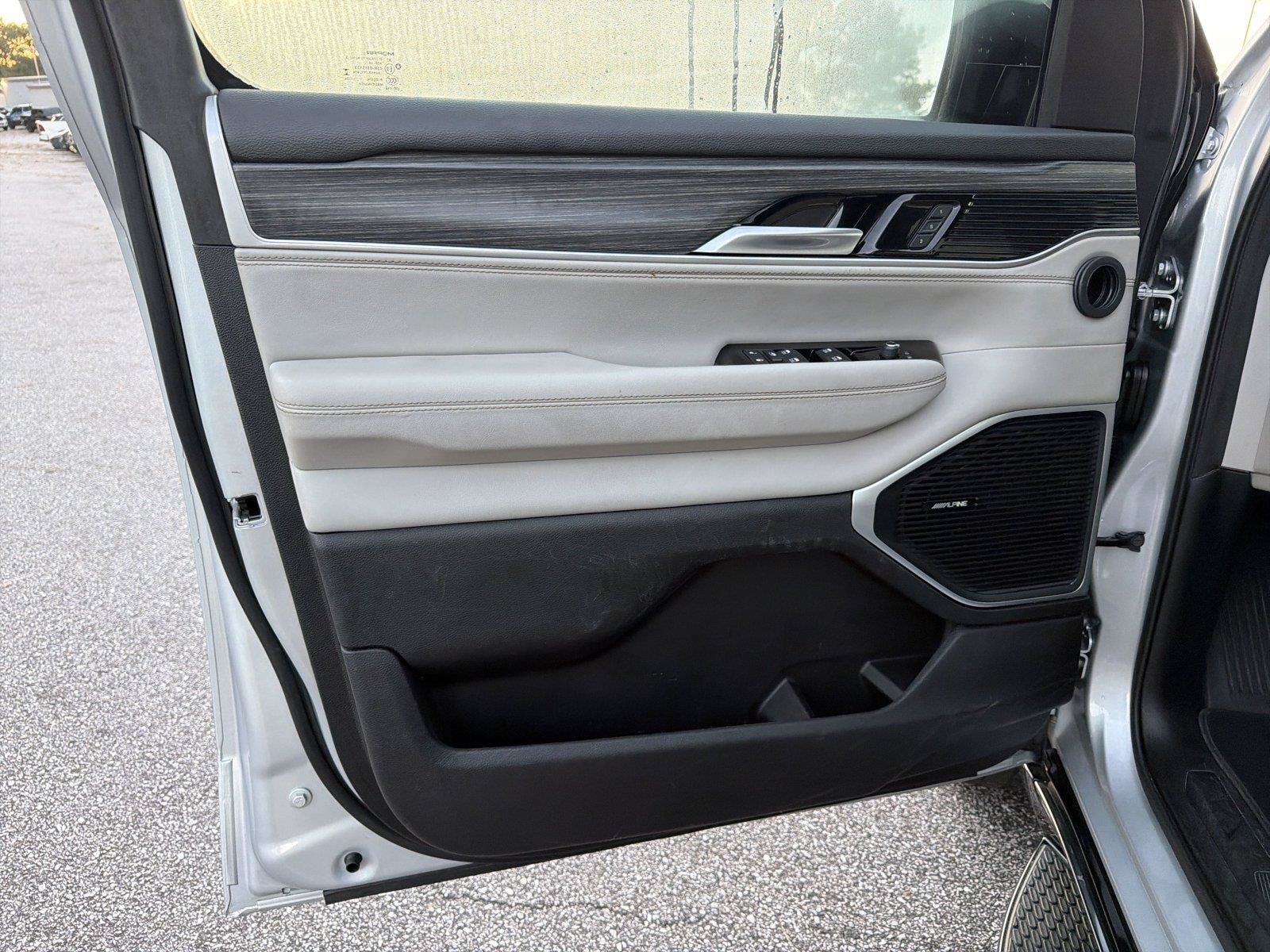 Used 2024 Jeep Wagoneer Series II w/ Flexible Seating Group RWD image 9