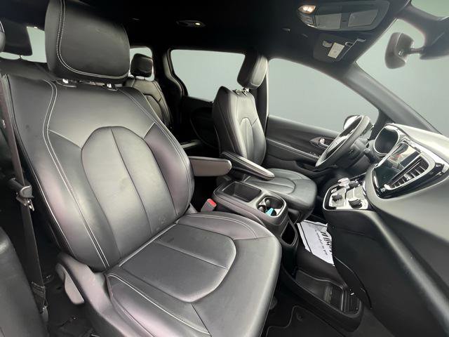 Used 2025 Chrysler Pacifica Select FWD image 36