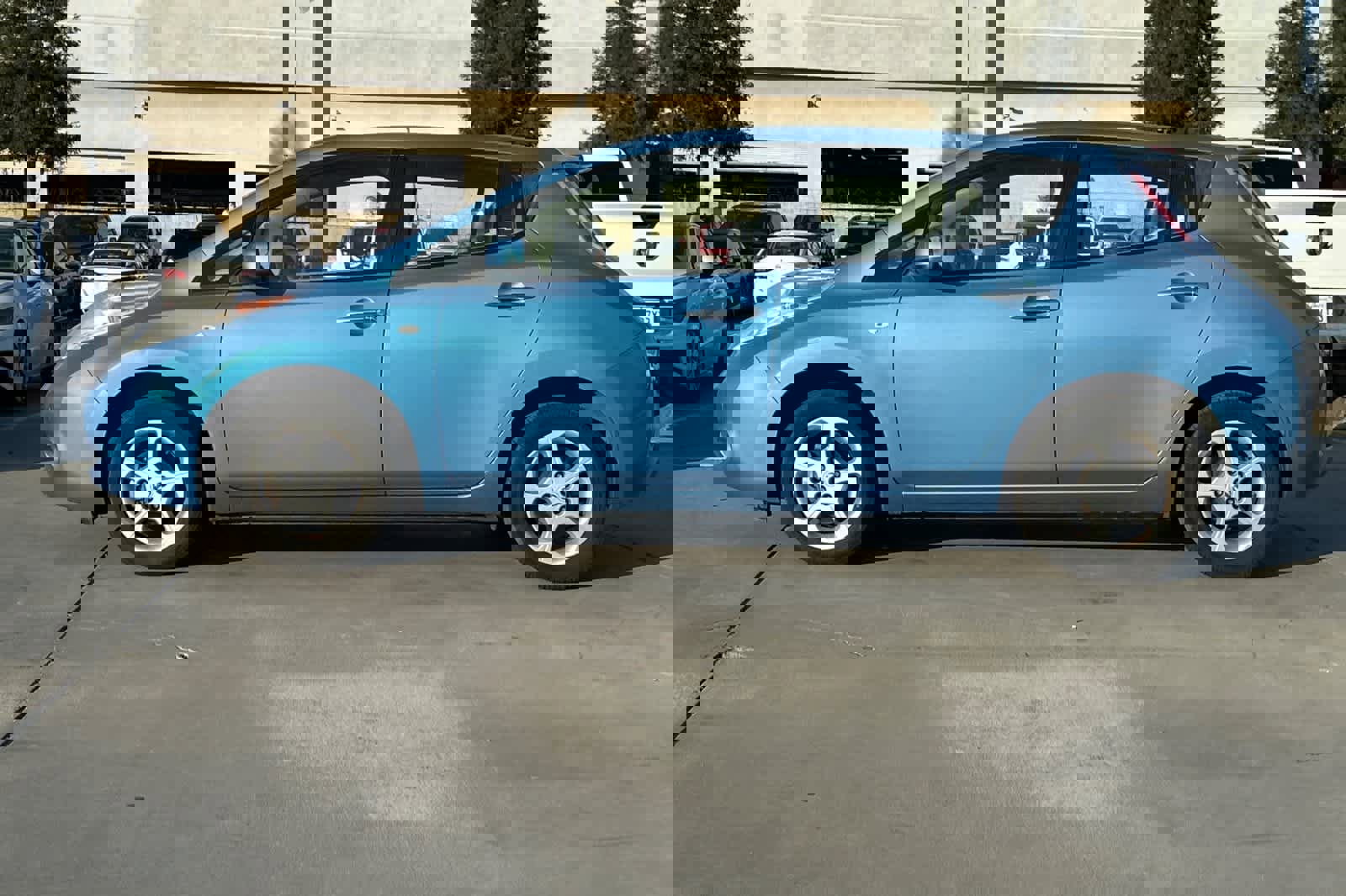 Used 2011 Nissan Leaf w/ Eco Design Pkg image 6