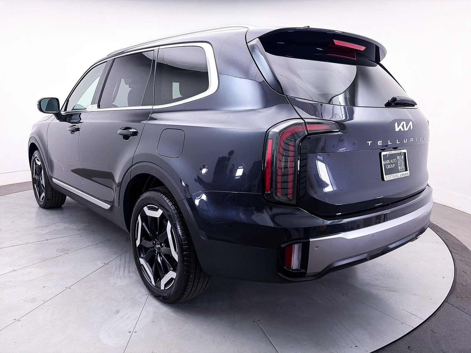 Used 2025 Kia Telluride EX w/ EX Captain's Chair Package FWD image 14
