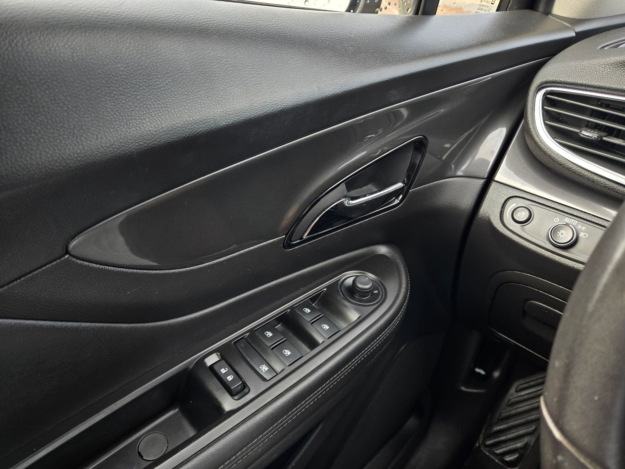 Used 2018 Buick Encore Preferred image 21