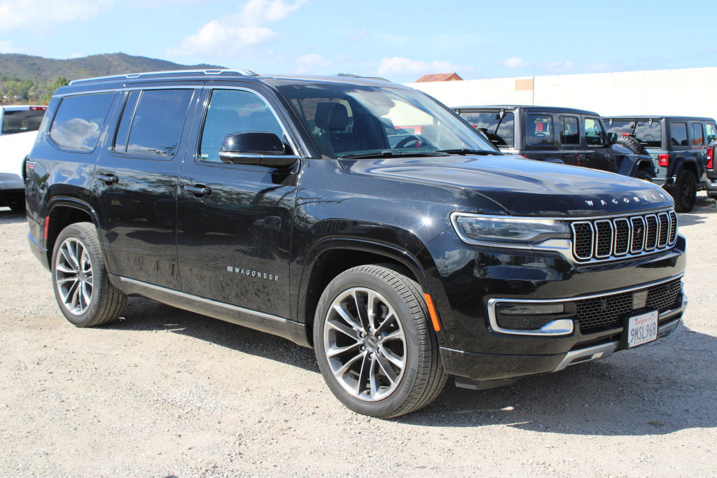 Used 2023 Jeep Wagoneer Series III w/ Premium Group I AWD/4WD image 3