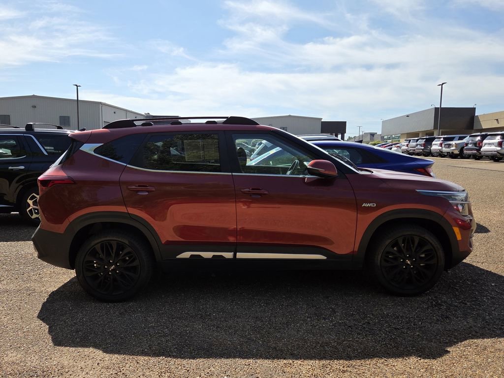 Used 2022 Kia Seltos Nightfall Edition image 3