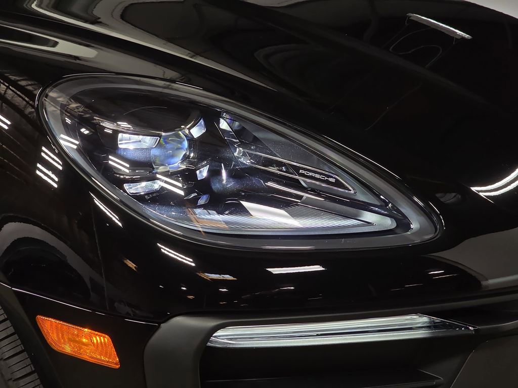 Certified 2025 Porsche Macan Turbo image 12