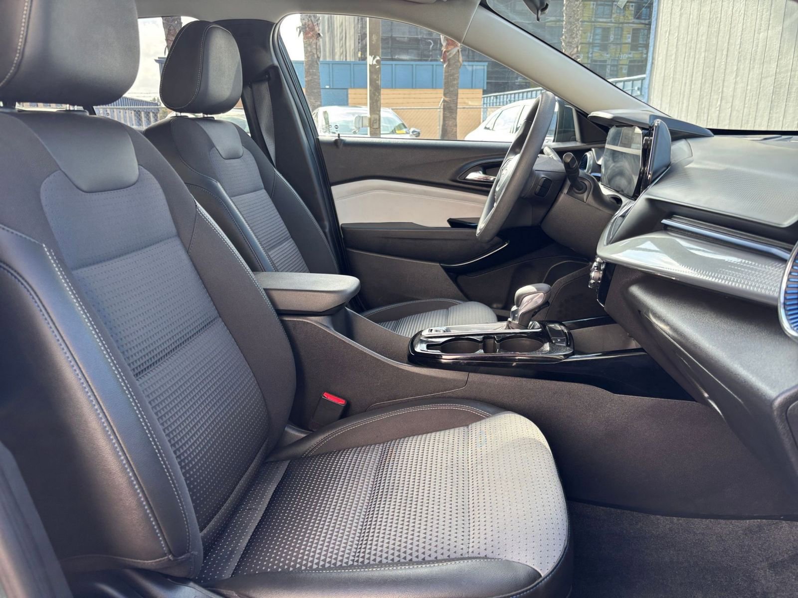 Used 2025 Chevrolet Trax LT FWD image 35