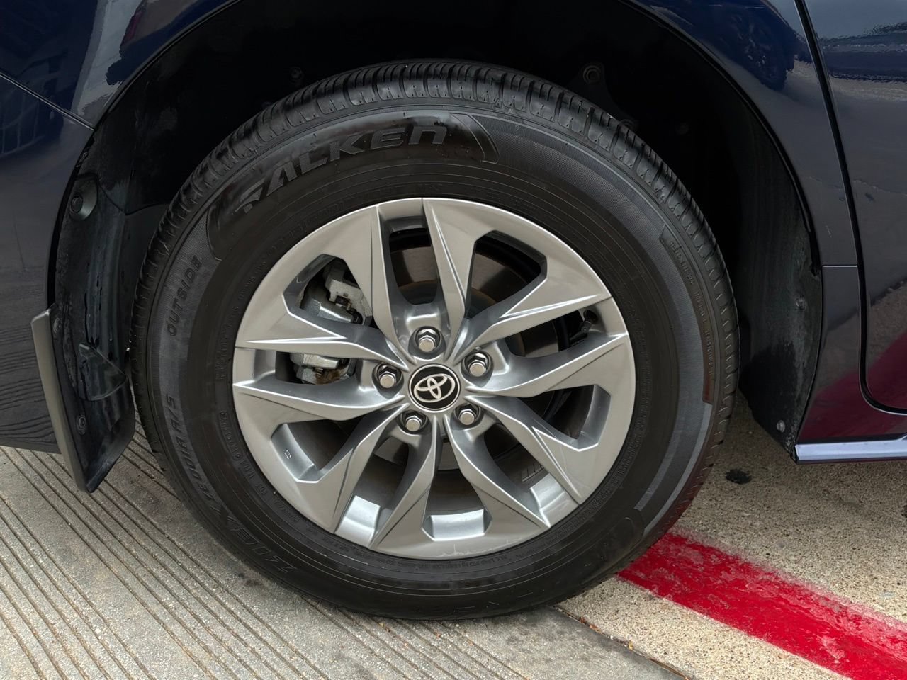 Used 2025 Toyota Sienna XLE FWD image 9