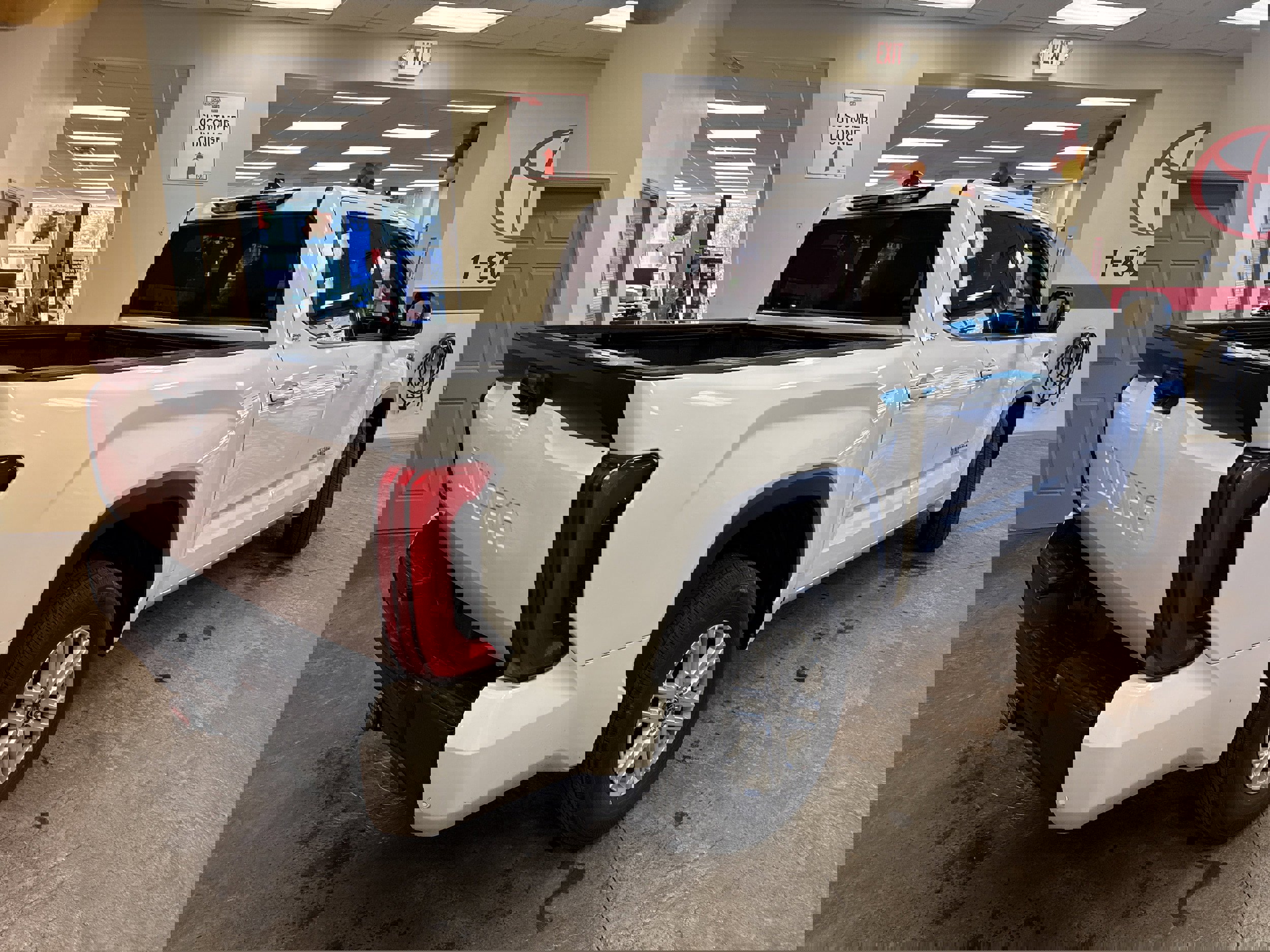 Used 2022 Toyota Tundra SR5 w/ SR5 Premium Package image 9