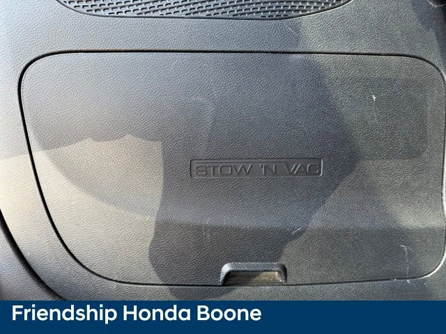 Used 2023 Chrysler Pacifica Limited w/ Uconnect Theater Family Group image 51