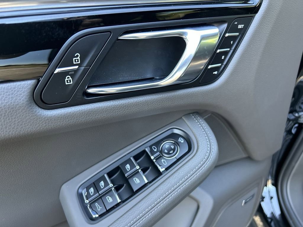 Certified 2025 Porsche Macan image 9
