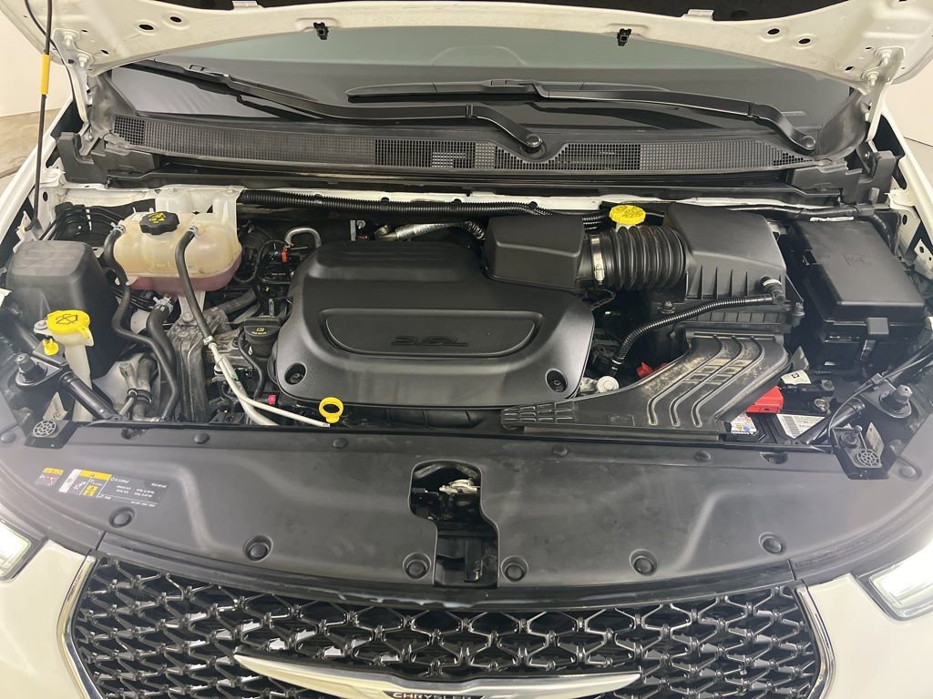 Used 2024 Chrysler Pacifica Touring-L image 9