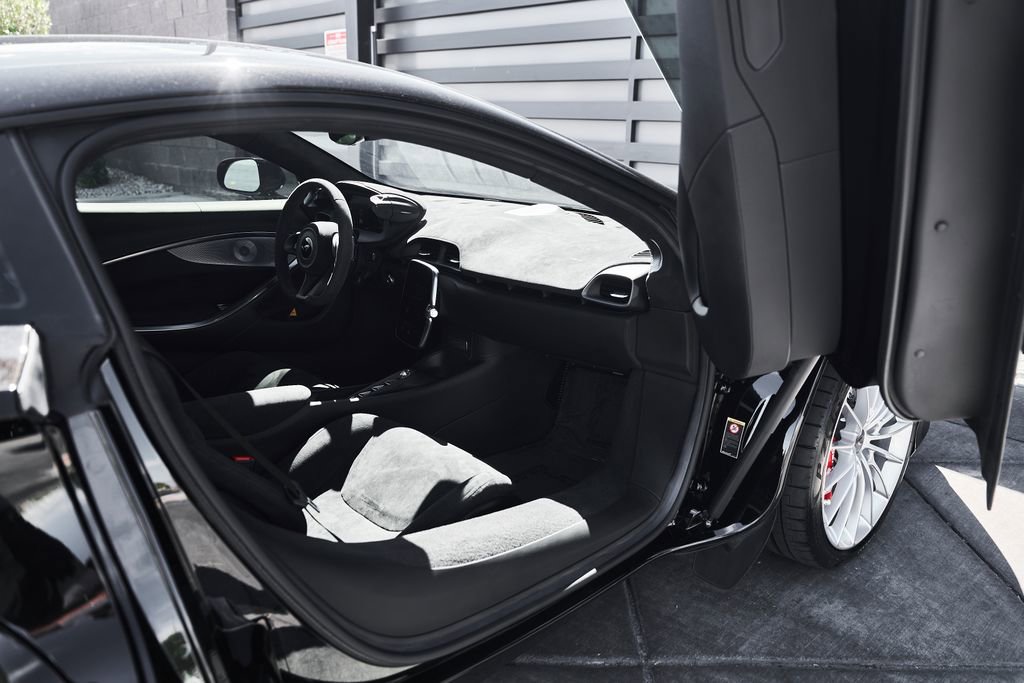 Used 2024 McLaren Artura RWD image 22